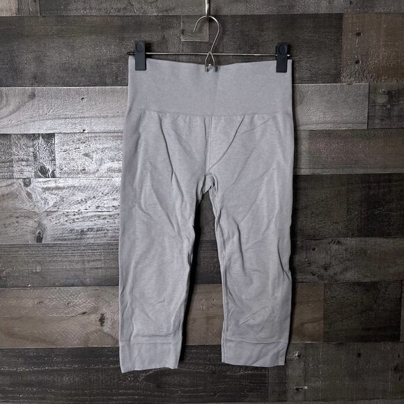 Lululemon Crop 6  - Picture 1 of 3